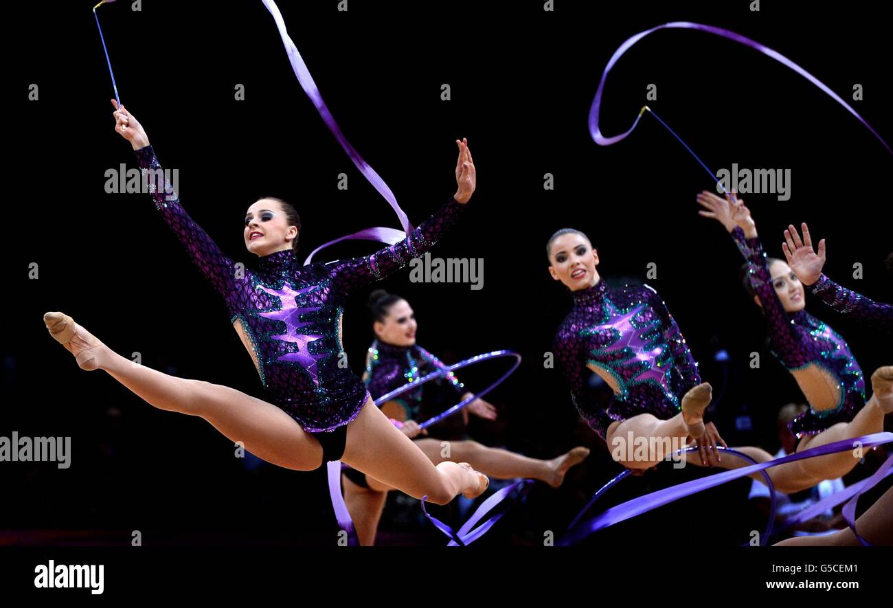 Olympische Spiele In London - Tag 14. Großbritannien tritt in der Rundumqualifikation der Rhythmic Gymnastic Group in der Wembley Arena, London, mit drei Bändern und zwei Reifen an Stockfoto