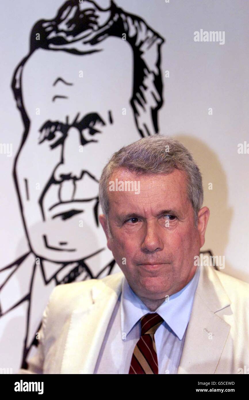 Der ehemalige BBC-Reporter Martin Bell am Brentwood Theatre in Brentwood, Essex, gibt bekannt, dass er bei den Parlamentswahlen am 7. Juni als unabhängiger Abgeordneter im konservativ gehaltenen Wahlkreis Brentwood und Ongar in Essex kandidiert. * Herr Bell, der bei den Wahlen 1997 nach dem Sieg über den konservativen Neil Hamilton erfolgreich zum Abgeordneten von Tatton in der Grafschaft von Keshire ernannt wurde, gab in einem Wahlzettel, das mittags veröffentlicht wurde, seine Entscheidung bekannt, in Essex zu kandidieren. Herr Bell steht vor einer Karikatur von sich selbst. Stockfoto