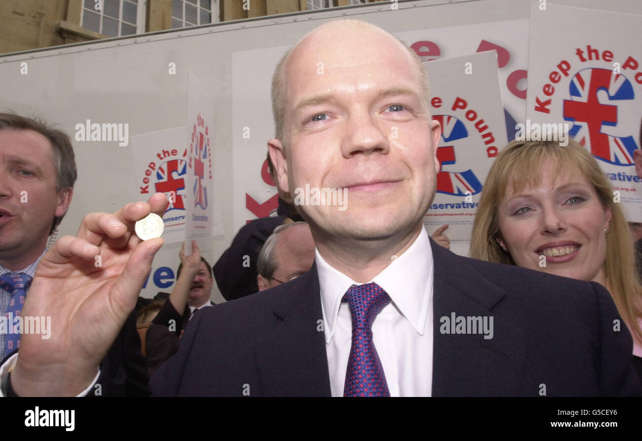 Der konservative Führer William Hague mit einer Pfund-Münze, nachdem er zu Beginn seiner Wahltour durch Großbritannien mit Menschen auf dem Agincourt Square in Monmouth, Wales, gesprochen hatte. Hague startete das walisische Manifest der Konservativen Partei in Cardiff mit den Parlamentswahlen, die am 7. Juni stattfinden sollen. Stockfoto