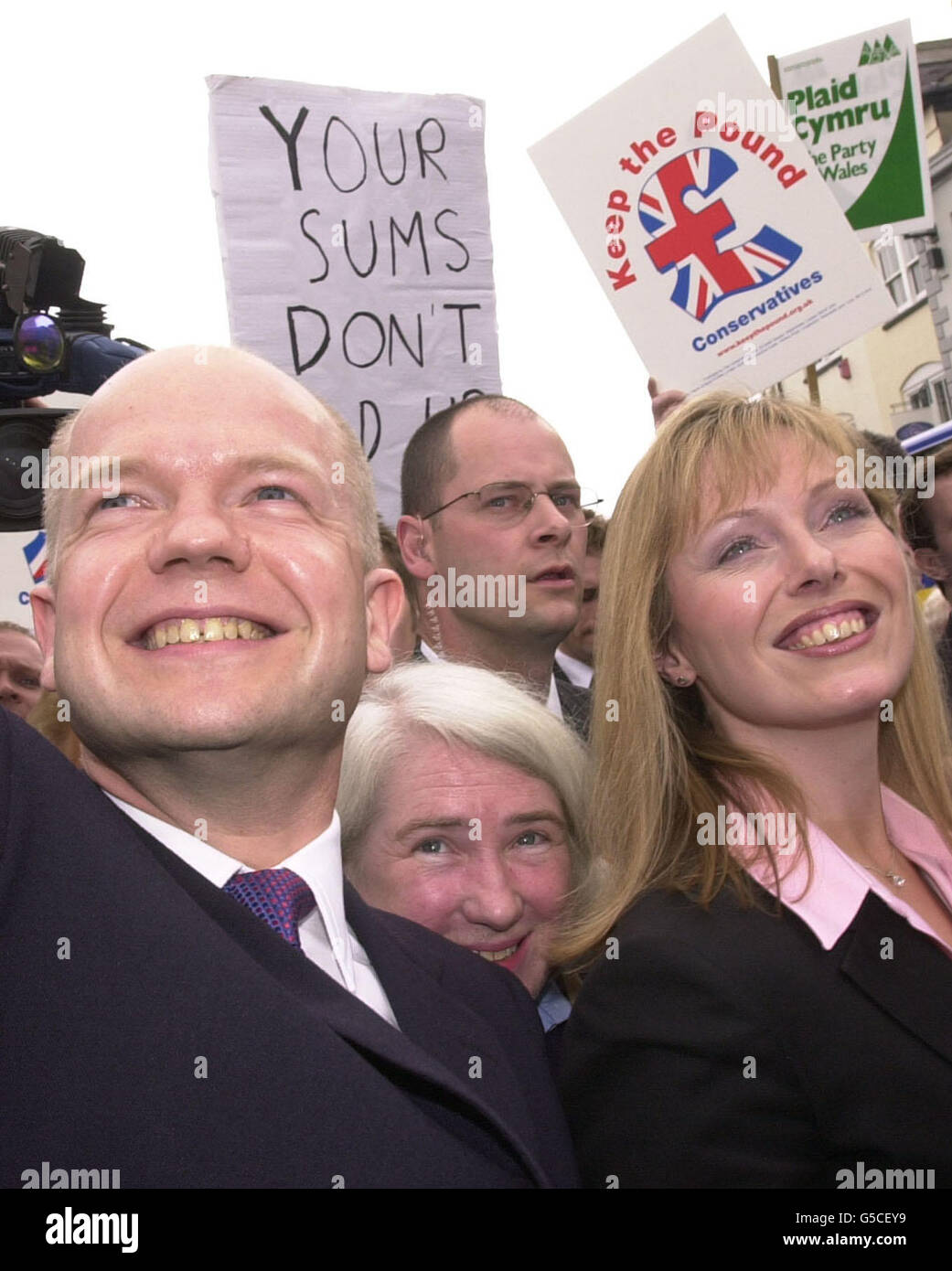 Der konservative Führer William Hague und seine Frau Ffion kommen am Agincourt Square, Monmouth, Wales, während der Wahltour durch Großbritannien an. Hague hat heute in Cardiff das walisische Manifest der Konservativen Partei ins Leben gerufen, die Parlamentswahlen sollen am 7. Juni stattfinden. Stockfoto