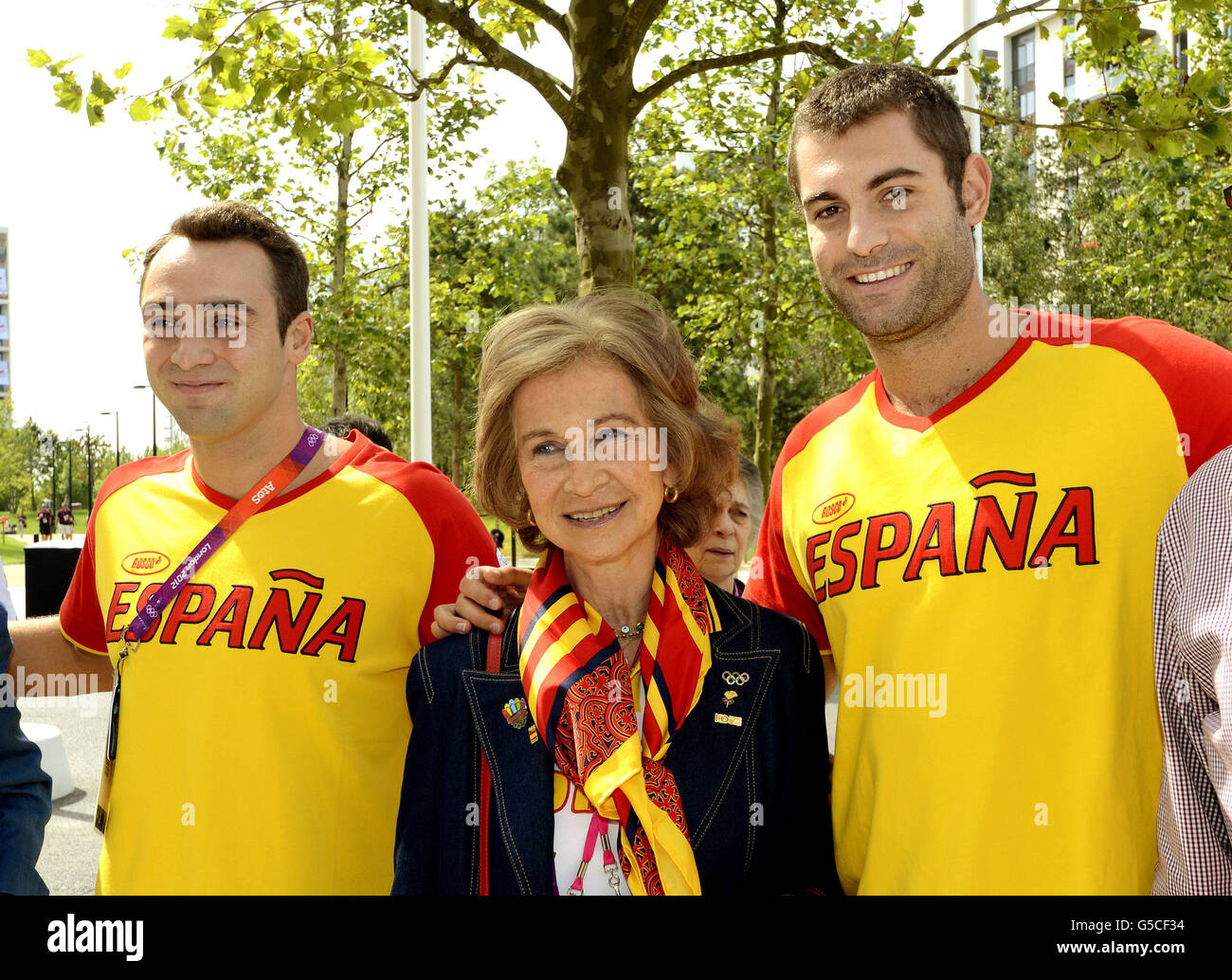 Königin Sofia von Spanien mit den spanischen Athleten Mario Garcia Rodriguez und Javier Garcia Gadea (rechts) im Dorf der Olympischen Athleten in Stratford, im Osten Londons, während einer kurzen Tour, bei der sie einige der Athleten traf. Stockfoto