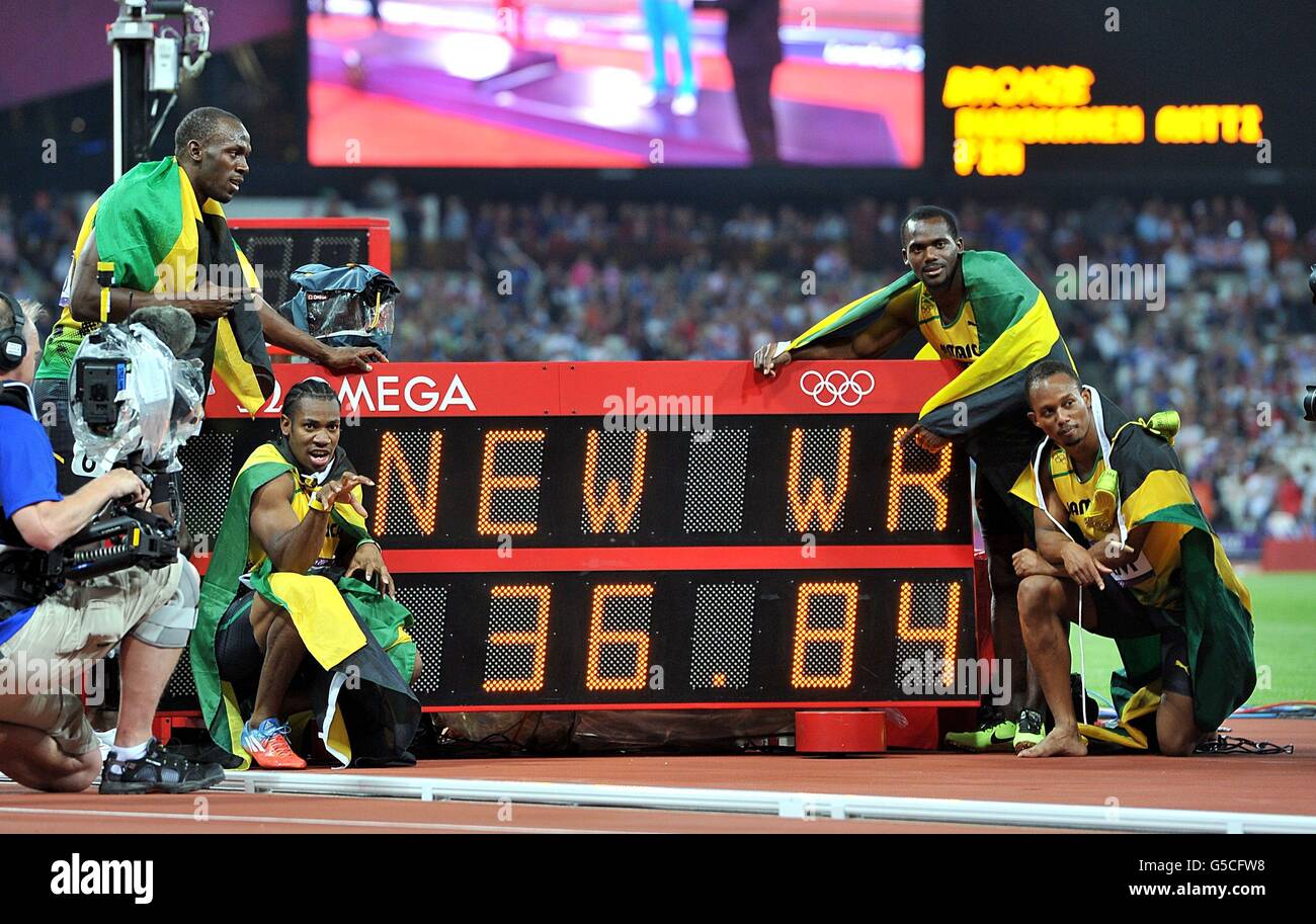 Jamaikas (links-rechts) Usain Bolt, Yohan Blake, Nesta Carter und Michael Frater feiern, nachdem sie am 15. Tag der Olympischen Spiele 2012 in London im Olympiastadion in London einen neuen Weltrekord im 4 x 100 m-Staffelfinale der Männer aufstellte. Stockfoto