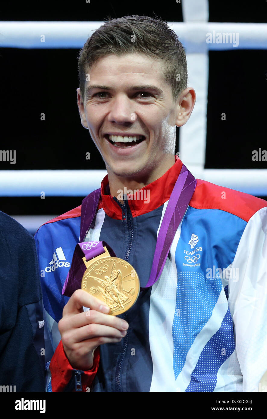 Der britische Luke Campbell mit seiner 56 kg schweren Männer-Boxing-Bantam-Goldmedaille im Excel Centre, London, am 15. Tag der Olympischen Spiele 2012 in London. Stockfoto