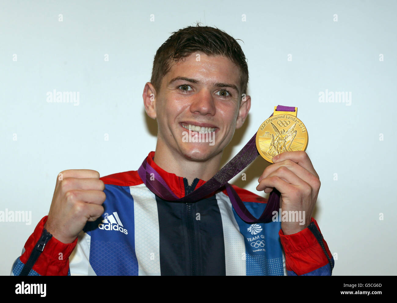 Der britische Luke Campbell mit seiner 56 kg schweren Männer-Boxing-Bantam-Goldmedaille im Excel Centre, London, am 15. Tag der Olympischen Spiele 2012 in London. Stockfoto