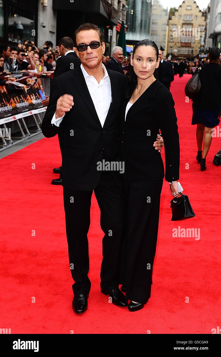 Jean-Claude Van Damme und Gladys Portugues kommen zur britischen Premiere der Expendables 2 im Empire Cinema, Leicester Square, London. Stockfoto