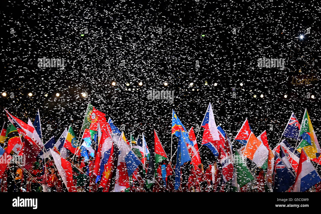 Ticker Tape fällt auf die Fahnen der konkurrierenden Nationen während der Abschlusszeremonie der Londoner Olympischen Spiele 2012 im Olympiastadion. Stockfoto