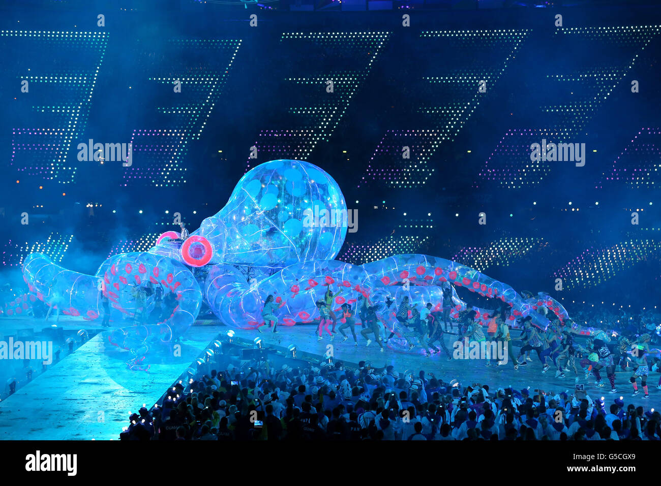 Fat Boy Slim tritt während der Abschlusszeremonie der Olympischen Spiele 2012 in London im Olympiastadion auf. Stockfoto