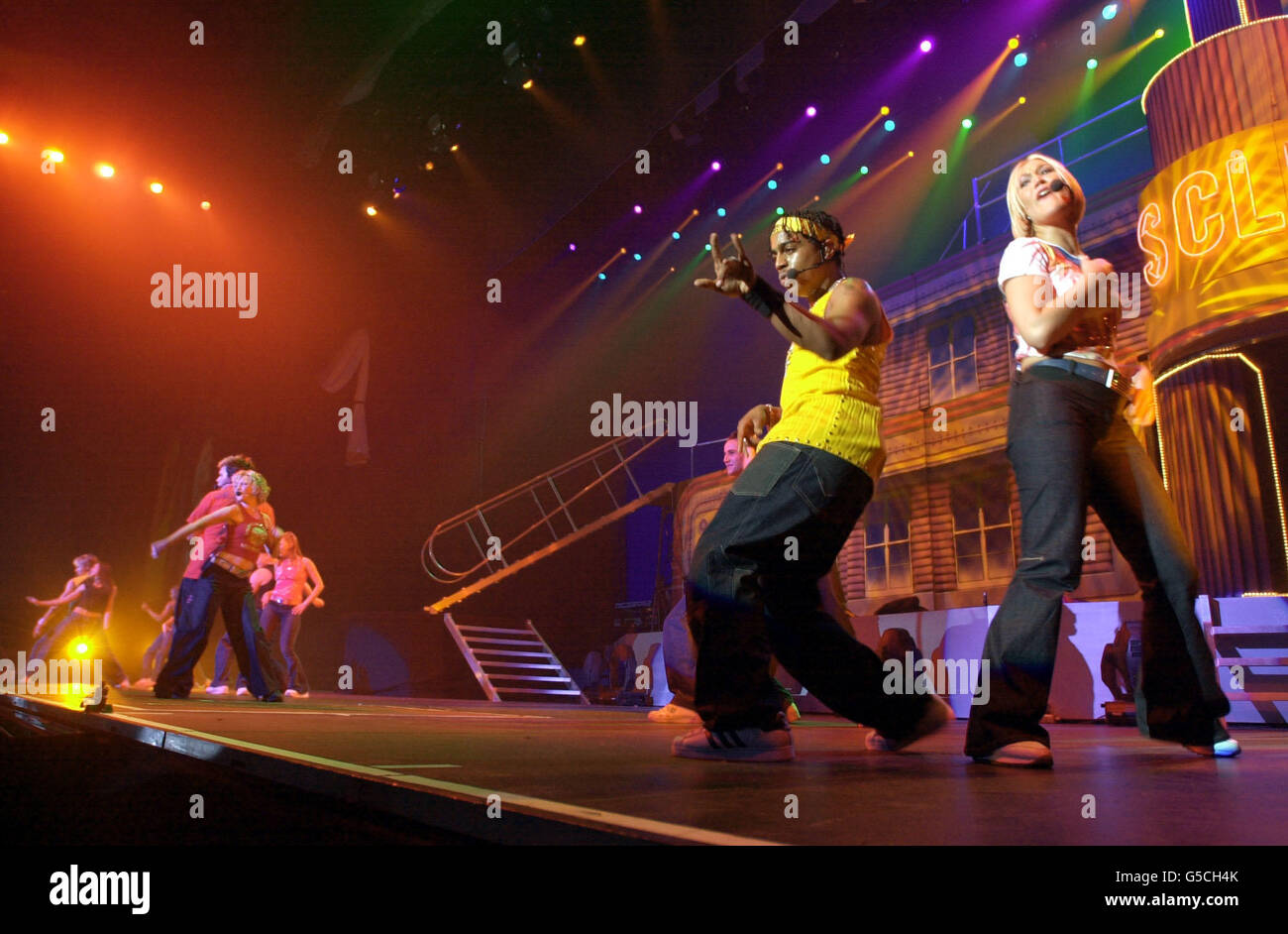 :Pop-Gruppe S Club 7, auf der Bühne in der Sheffield Arena, die Gruppen erste Datum ihrer UK-Tour. Stockfoto