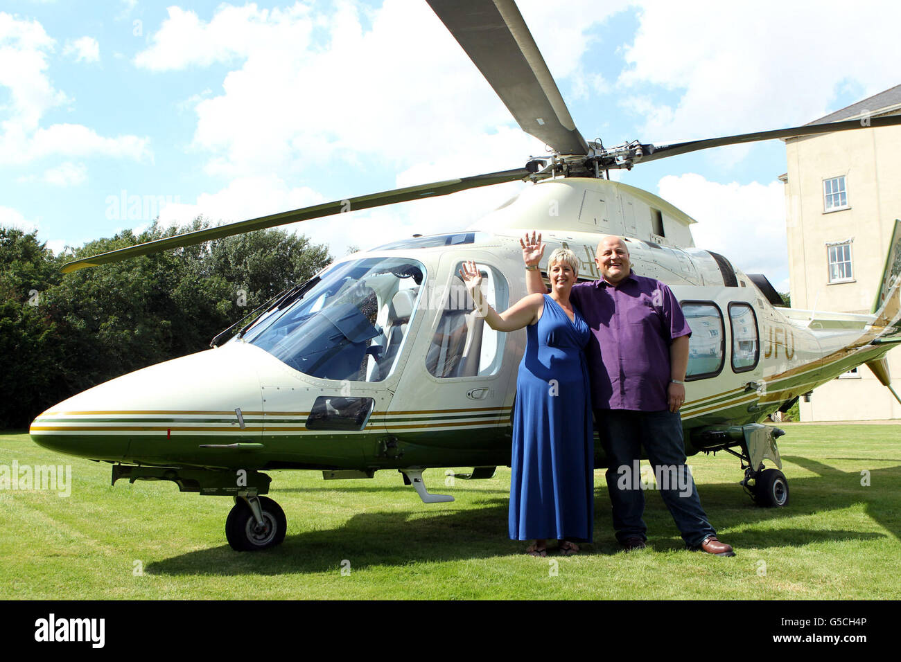 Adrian Bayford, 41, und seine Frau Gillian, 40, aus Haverhill, Nach einer Pressekonferenz im Down Hall Country House Hotel in Hatfield Heath, Hertfordshire, bereitet sich Suffolk darauf vor, an Bord eines Hubschraubers zu gehen, nachdem sie am Freitag beim EuroMillions-Jackpot £148.6 Millionen gewonnen hatten. Stockfoto