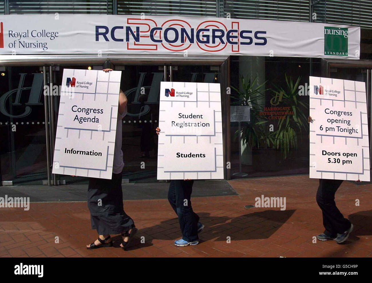 INTERNET OUT INTERNET OUT INTERNET OUT ARBEITER, die während des Aufbaus zum Royal College of Nursing Congress 2001 in Harrogate, North Yorkshire, Schilder trugen, müssen im INTERNET AUSSTEIGEN. * eine von drei Krankenschwestern glaubt nicht, dass der NHS zum Zeitpunkt der Entbindung in zehn Jahren noch frei sein wird, so eine heute veröffentlichte Umfrage. Und drei Viertel prognostiziert, dass bis 2010 die Patienten zumindest für einige Routineverfahren wie Hüftgelenkersatz zahlen werden, wie eine Umfrage für das Royal College of Nursing am Vorabend der jährlichen Konferenz ergab. Stockfoto