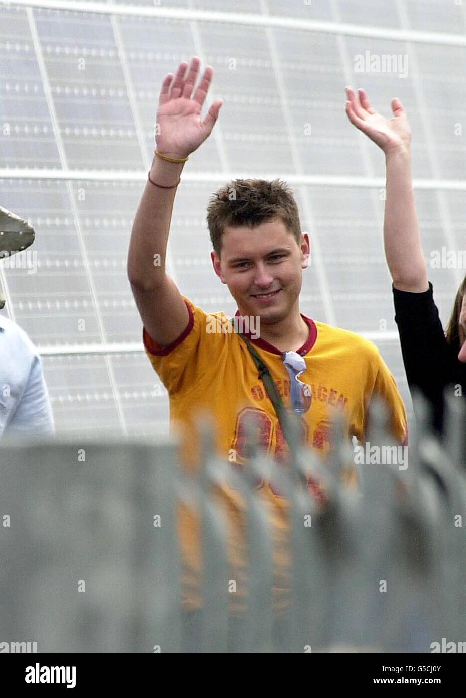 Der Kandidat für den vierten großen Bruder, Brian, waves Auf Wiedersehen, bevor er das Haus des großen Bruders in Ostlondon betrat. Zehn Menschen betreten das Haus, das die Produzenten bewusst gemütlicher gemacht haben, in der Hoffnung, die Show aufzupicen und sie in die Stimmung für Liebe zu bringen * ... zum Start der Spielshow. 23/7/01: Er ist die erste Wahl als Urlaubsbegleiter, eine Umfrage ergab. Der sprudelnde Air Steward für Ryanair, der mittlerweile bis auf die letzten vier im Channel 4-Programm zurückreicht und als Favorit gewonnen hat, führte in einer Umfrage des Urlaubsunternehmens travelchoice.com an die Spitze der Liste. Stockfoto