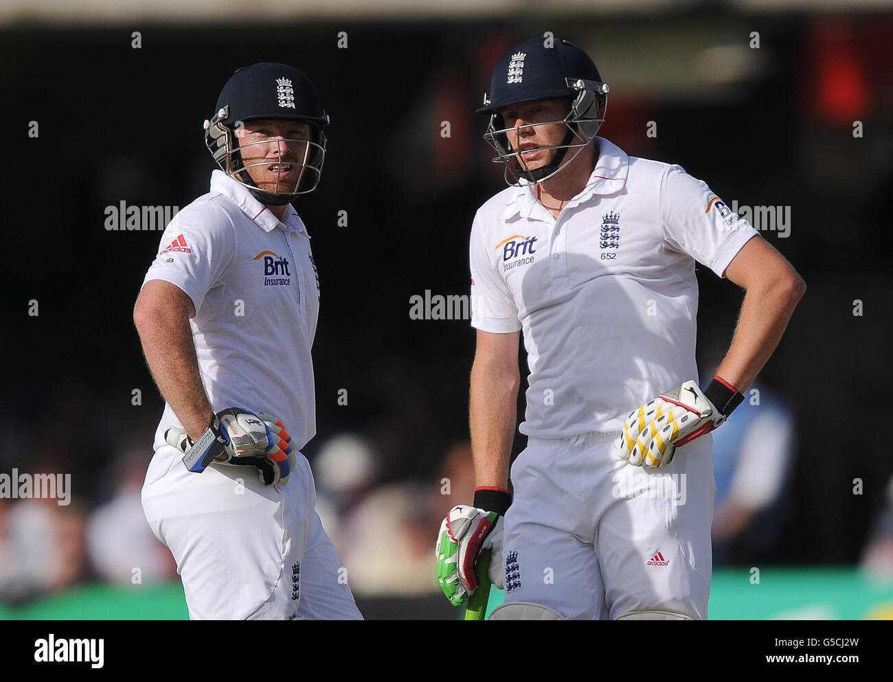 Cricket - 2012 Investec Test Series - Dritter Test - England - Südafrika - Tag zwei - Lord's. Englands Ian Bell (links) und Jonny Bairstow (rechts) beim dritten Investec Test Match auf dem Lord's Cricket Ground, London. Stockfoto