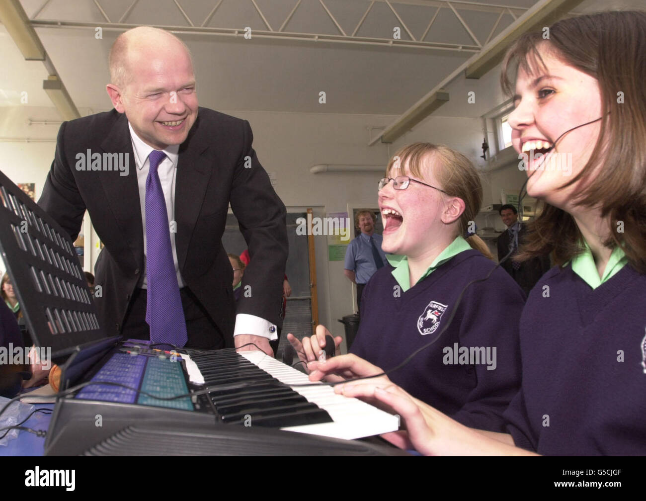 Der konservative Parteivorsitzende William Hague trifft Schüler an der Fairfield Girls High School in Droylesden, Manchester, während er sich auf dem Wahlkampfweg in der Region befindet. Stockfoto