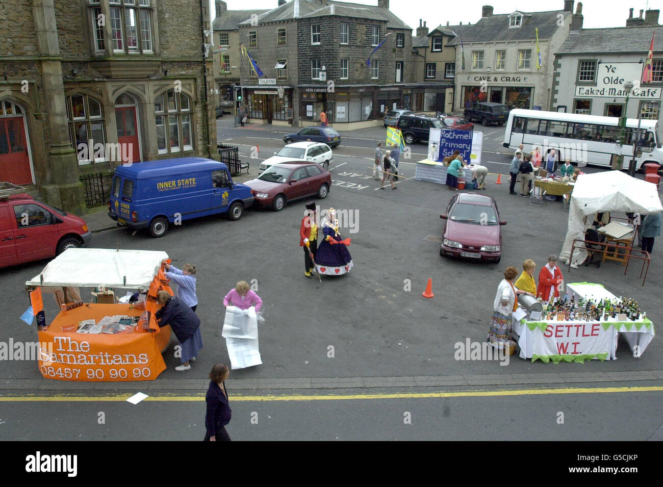 Die Szene während eines Mayfair Fun Day auf dem Stadtplatz der Yorkshire Dales Stadt Settle. Settle steht im Mittelpunkt einer Operation zur Schlachtung von Zehntausenden Tieren nach neuen MKS-Fällen in der Region. * nur wenige Meter von den gedämpften Feiern entfernt brachte ein Lastkraftwagenstrom Tausende von geschlachteten Tieren zum Zentralparkplatz, der von der Armee als Kontrollzentrum für die Operation übernommen wurde. Der Samaritaner-Stall (links) vom Bradford Branch wurde gebeten, nach den traumatischen Ereignissen der vergangenen Woche auf der Messe eine Präsenz zu haben. Stockfoto