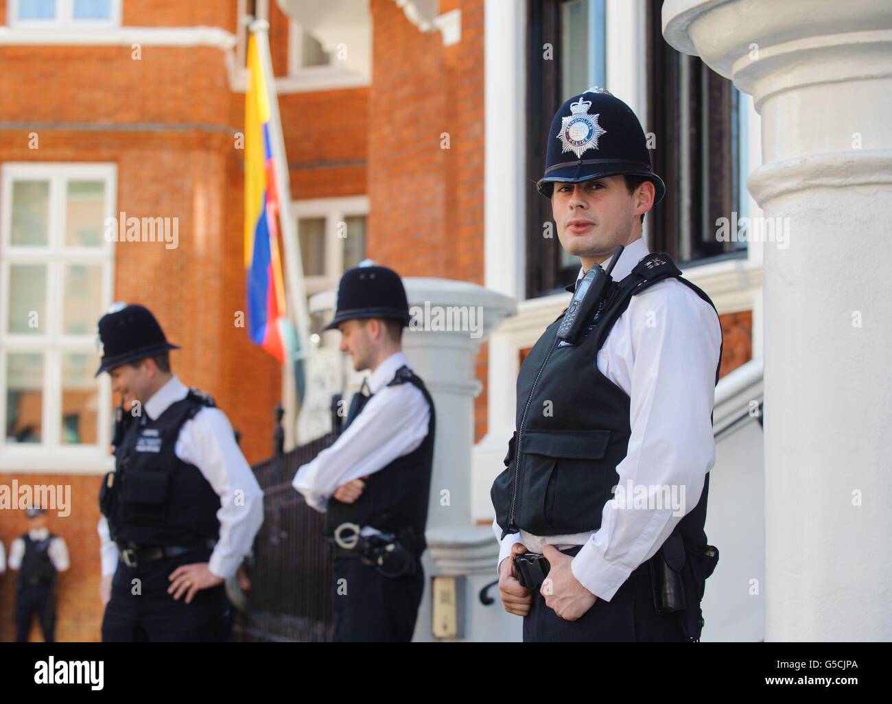 Polizeibeamte vor der Botschaft Ecuadors in Knightsbridge im Zentrum von London, wo Wikileaks-Gründer Julian Assange Asyl beantragt, um eine Auslieferung nach Schweden zu vermeiden Stockfoto