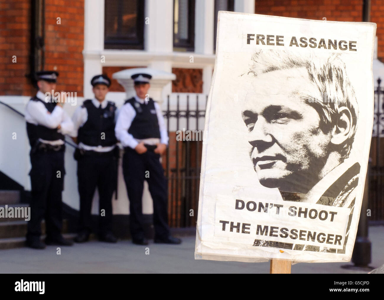 Ein Plakat für Julian Assange ist vor der Botschaft Ecuadors in Knightsbridge im Zentrum von London zu sehen, wo Wikileaks-Gründer Julian Assange Asyl beantragt, um eine Auslieferung nach Schweden zu vermeiden. Stockfoto