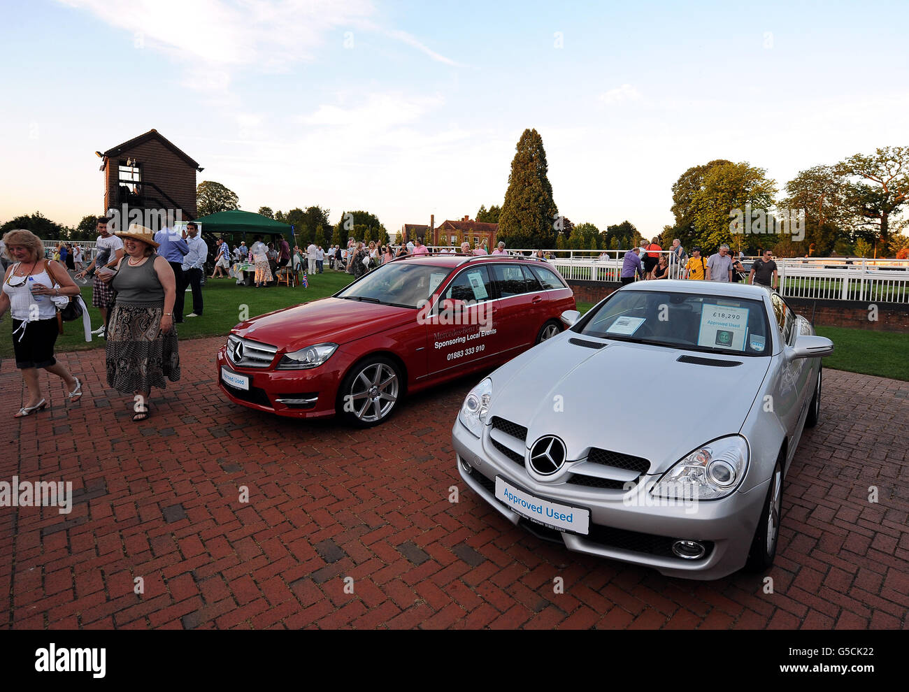 Racing - Rennsport und Musikabend - Lingfield Park Rennbahn Stockfoto