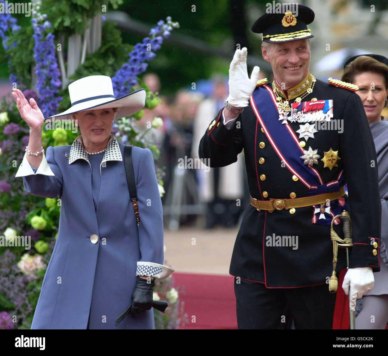 König Harald der Fünfte und Königin Sonja von Norwegen vor dem Königspalast in Oslo vor der Ankunft der britischen Königin Elisabeth II., die einen Staatsbesuch in Norwegen beginnt. Stockfoto