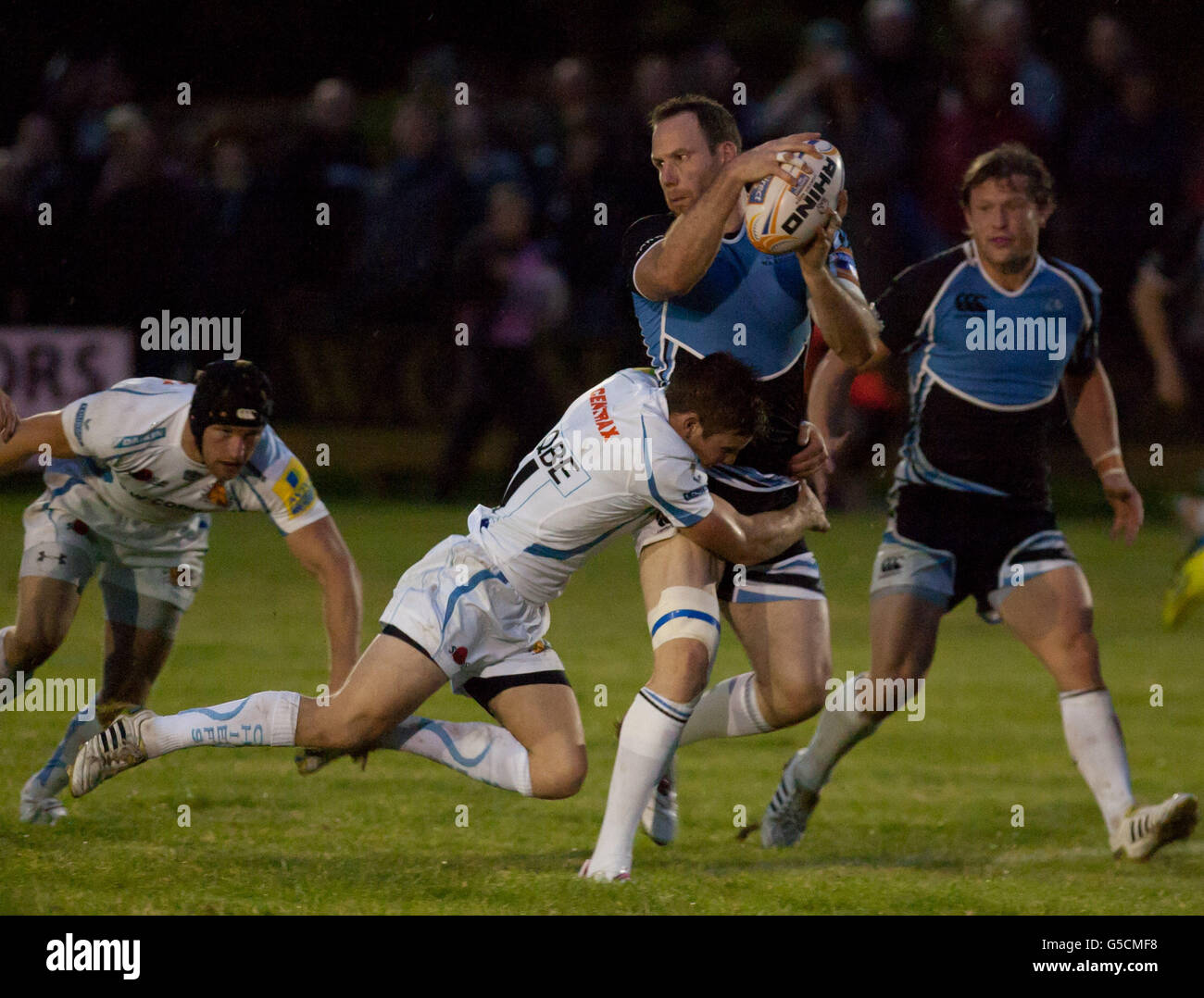 Im Vorfeld der Saison wird der Glasgow-Renner Graeme Morrison von Exeter's will Chudley im Ayr RFC, Millbrae, angegangen. DRÜCKEN SIE VERBANDSFOTO. Bilddatum: Donnerstag, 23. August 2012. Siehe PA Story RUGBYU Glasgow. Bildnachweis sollte lauten: Chris Clark/PA Wire Stockfoto