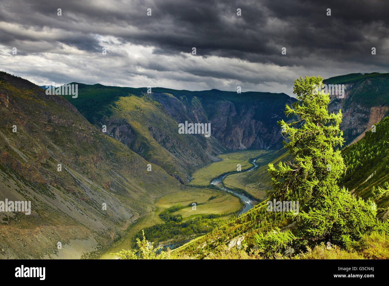 Berglandschaft mit Gewitterwolken, Altai-Gebirge Russland Stockfoto