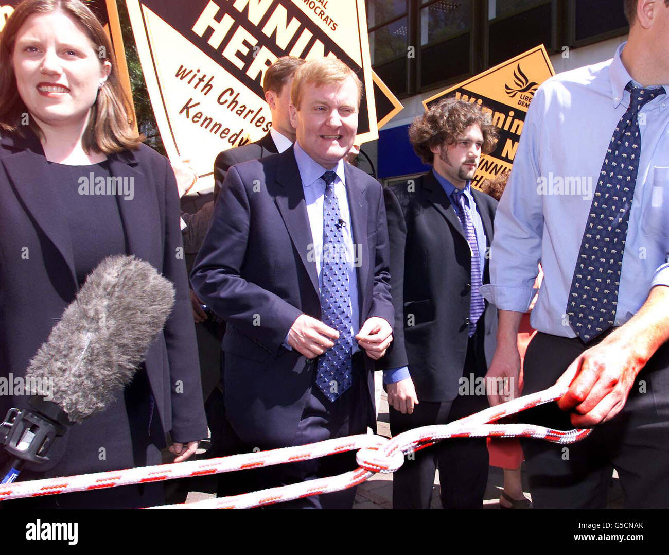 Der Führer der Liberaldemokraten, Charles Kennedy (Mitte), und seine Partnerin Sarah Gurling bei einem Rundgang in Newton Abbott, Devon. Die Medien werden in einer von den Tories beliebten Maßnahme abgespannten. Stockfoto