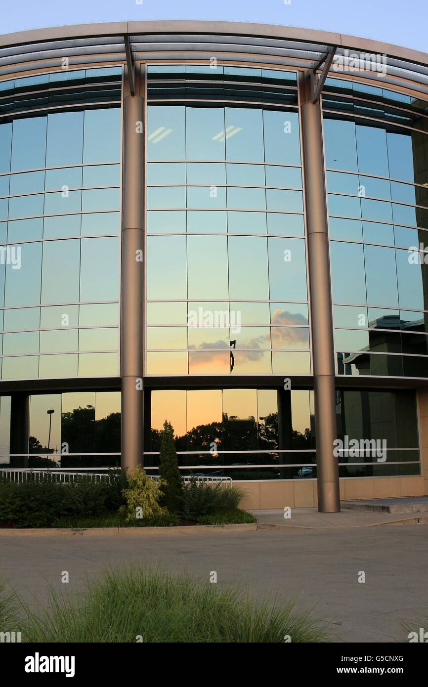Windows von einem großen Bürogebäude nach Sonnenuntergang Stockfoto
