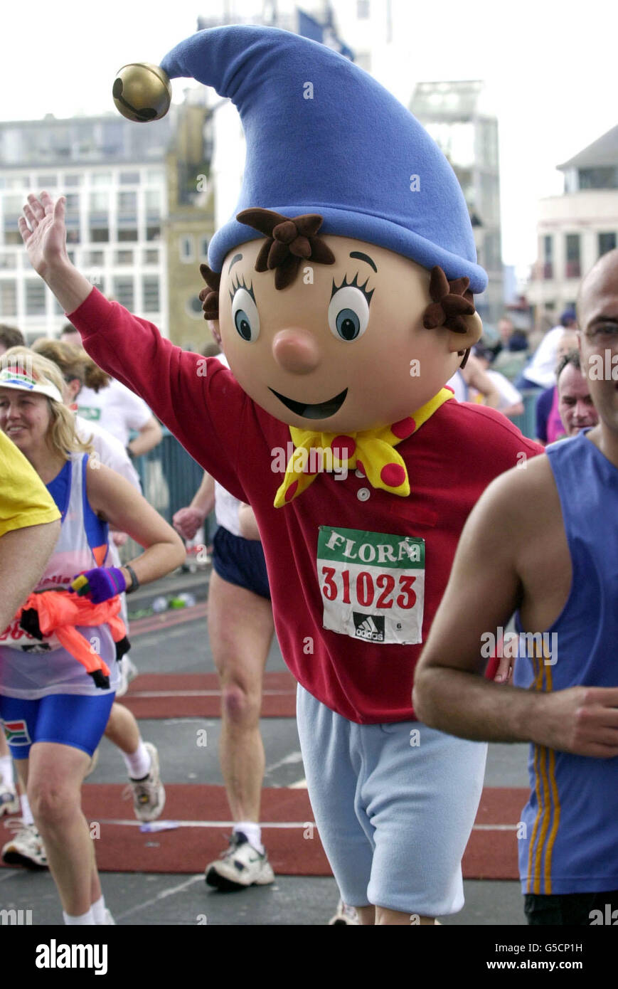 Ein Konkurrent, der als Kinder-Spielfigur Noddy beim 21. London Marathon gekleidet ist. 30,000 Läufer, darunter Olympiasieger Sir Steven Redgrave und Ex-Boxmeister Frank Bruno, starteten die 26 Meilen lange Odyssee bei kühlem Wetter von Blackheath aus. * Marokkos Abdelkader El Mouaziz gewann die Veranstaltung. Stockfoto