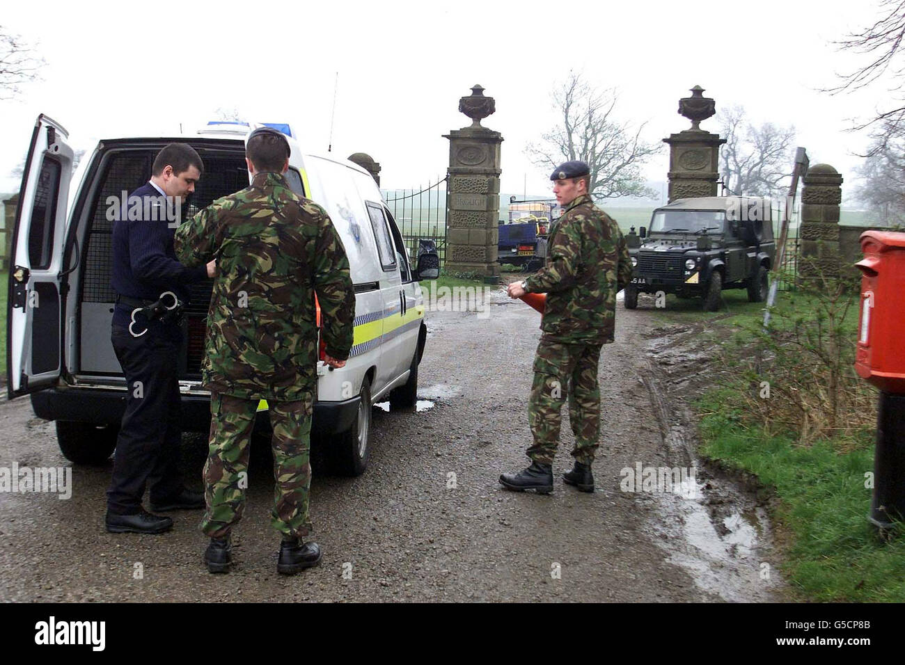 Die Armee steht am 23. April 2001 am Eingang des Landgutes des Vorsitzenden der Konservativen Partei William Hague in Catterick, wo die umliegenden Farmen mit Maul- und Klauenseuche infiziert wurden, zur Verfügung. *Beamte des MAFF (Ministerium für Landwirtschaft, Fischerei und Landwirtschaft) sagten, dass Tests einen Ausbruch der Krankheit auf dem Home Farm in Catterick, North Yorkshire, bewiesen hätten - etwa eine halbe Meile von dem Haus entfernt, das Herr Hague mit Frau Ffion teilt. Die Schlachtung der Tiere im benachbarten Betrieb findet am 23 2001. April statt. Stockfoto