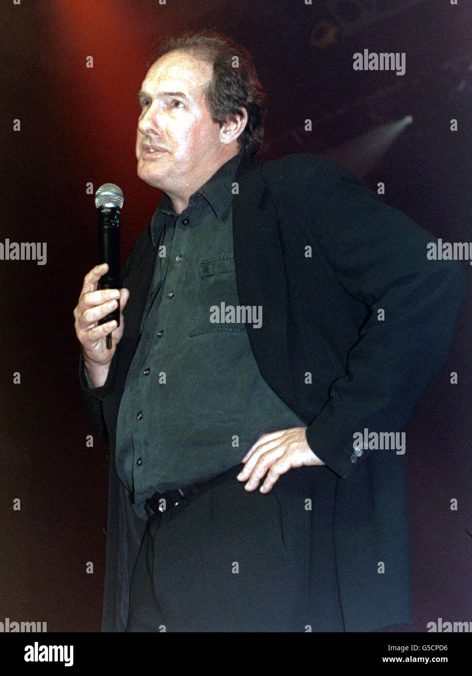 Der Journalist und Autor will Hutton spricht auf der Bühne eines Gedenkkonzerts für den ermordeten schwarzen Teenager Stephen Lawrence im Forum in Kentish Town, London. Stockfoto