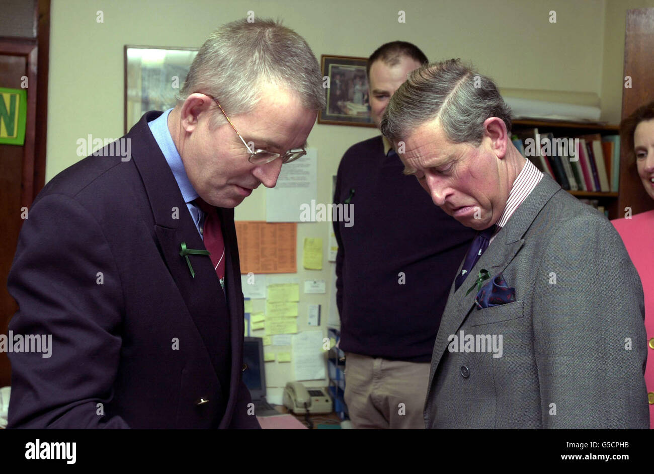 Prinz Charles (rechts) im Büro der Royal Agricultural Society in Stoneleigh, Warwickshire, wo Reverend Gordon Gatward ihm ein grünes Band überreicht, das die Unterstützung der Bauern aus der Organisation darstellt. Stockfoto