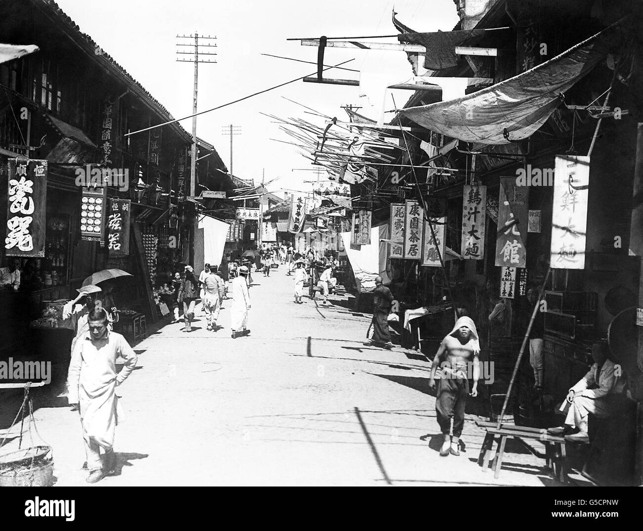 Gebäude und Denkmäler - Shanghai. Eine belebte Straße im Heimatviertel der chinesischen Hafenstadt Shanghai. Stockfoto