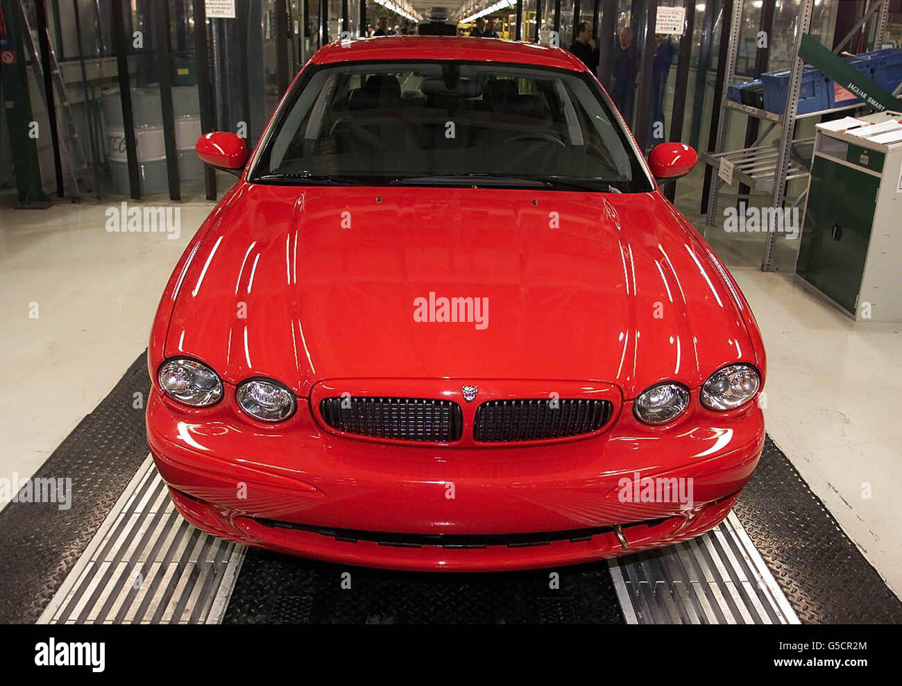 Der neue Jaguar X-Type, genannt „Baby Jag“, im Jaguar Werk in Halewood an der Merseyside. Der Luxus-Automobilhersteller hat für sein neues Modell, das im Mai 23 2001 in den Verkauf geht, Voraufträge im Wert von rund 100 Millionen entgegengenommen. * der X-TYPE ist der erste Einstieg von Jaguar in den Luxus-Junior-Executive-Car-Markt. Stockfoto
