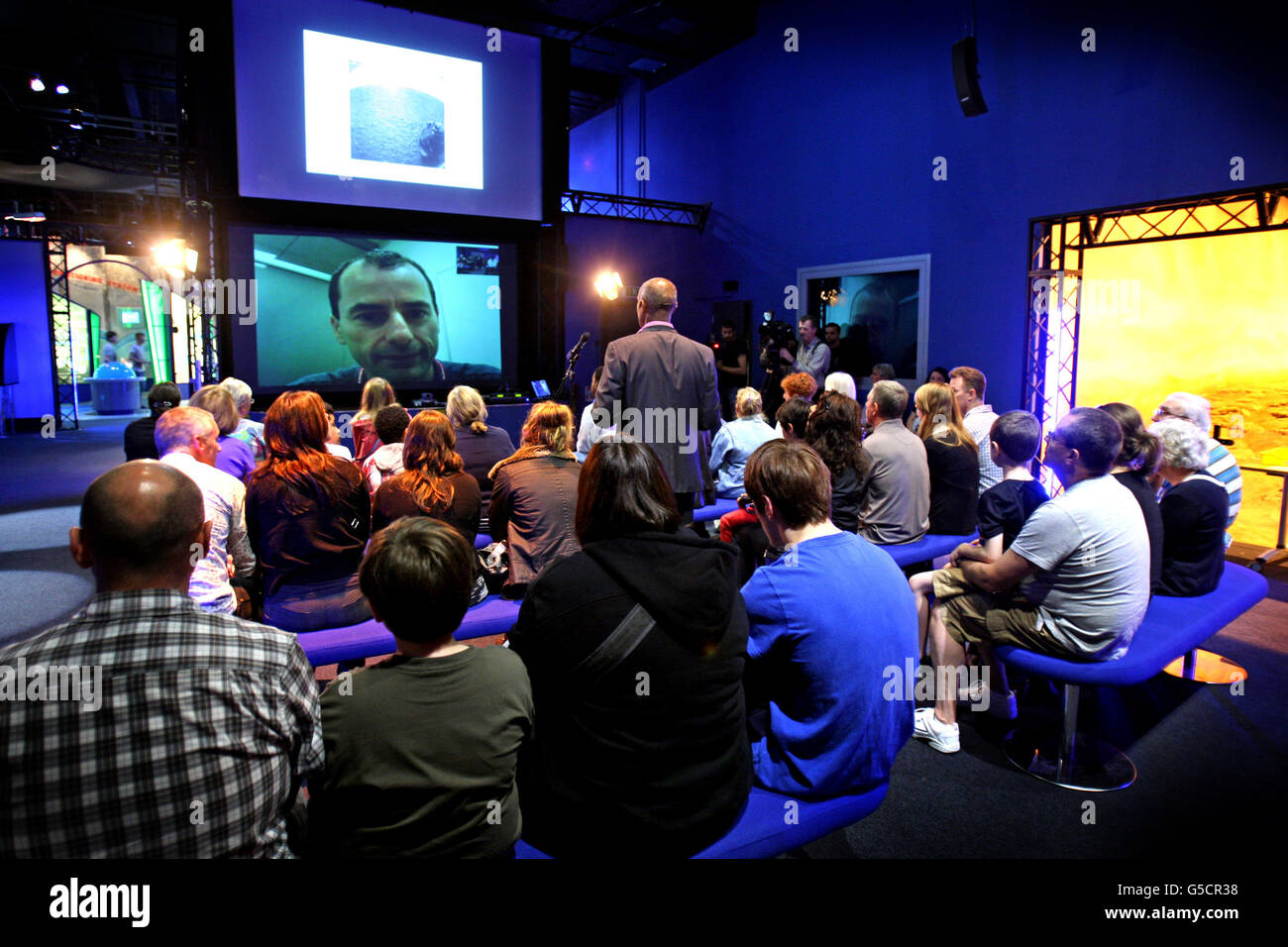 Das National Space Center in Leicester beherbergt eine Live-Verbindung mit dem britischen Professor John Bridges vom Space Research Center der University of Leicester, der derzeit in Kalifornien, USA, an der NASA Curiosity Mission zum Mars teilnimmt. Stockfoto Das National Space Center in Leicester beherbergt eine Live-Verbindung mit dem britischen Professor John Bridges vom Space Research Center der University of Leicester, der derzeit in Kalifornien, USA, an der NASA Curiosity Mission zum Mars teilnimmt. Stockfoto