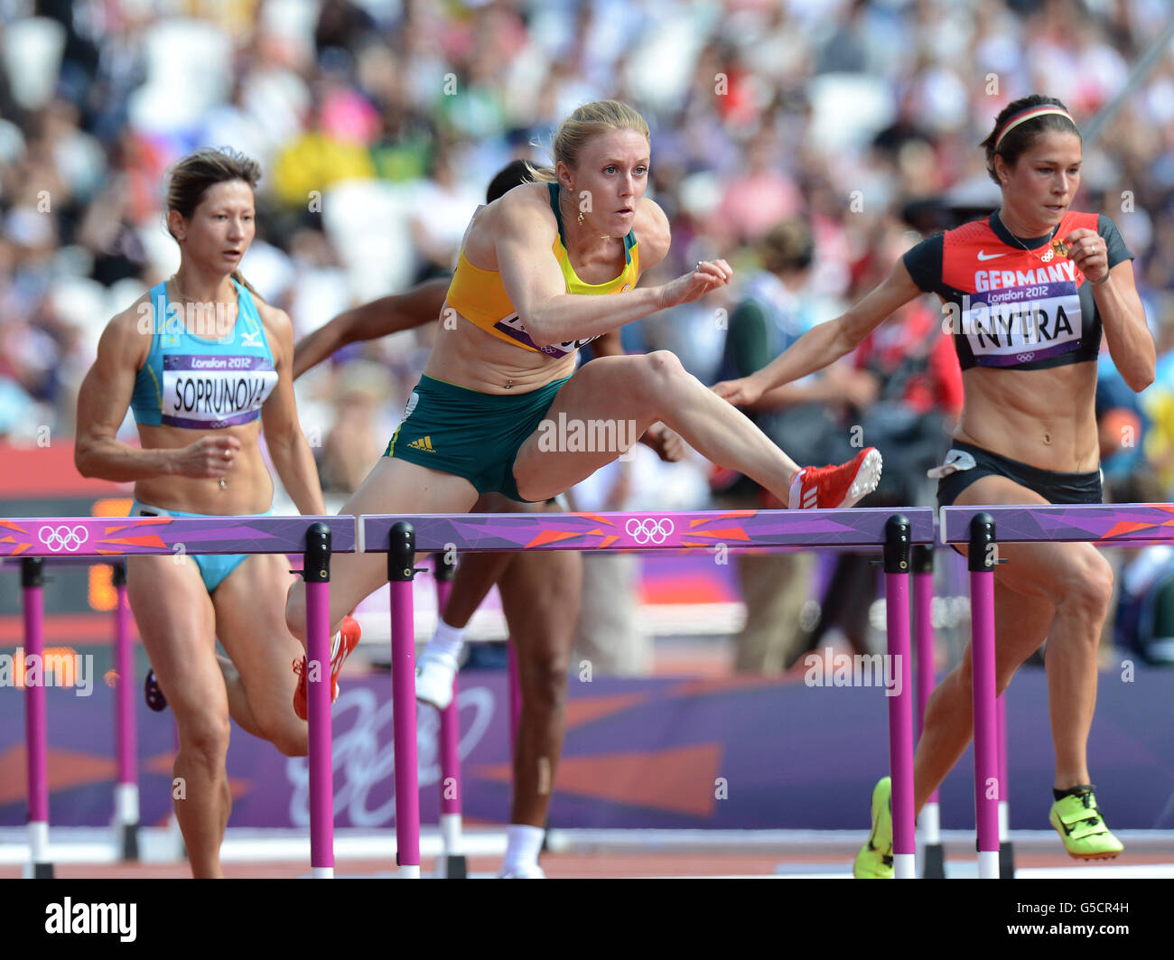 Olympische Spiele In London - Tag 10. Die Australierin Sally Pearson in Aktion bei den 100-m-Hürden der Frauen im Olympiastadion Stockfoto