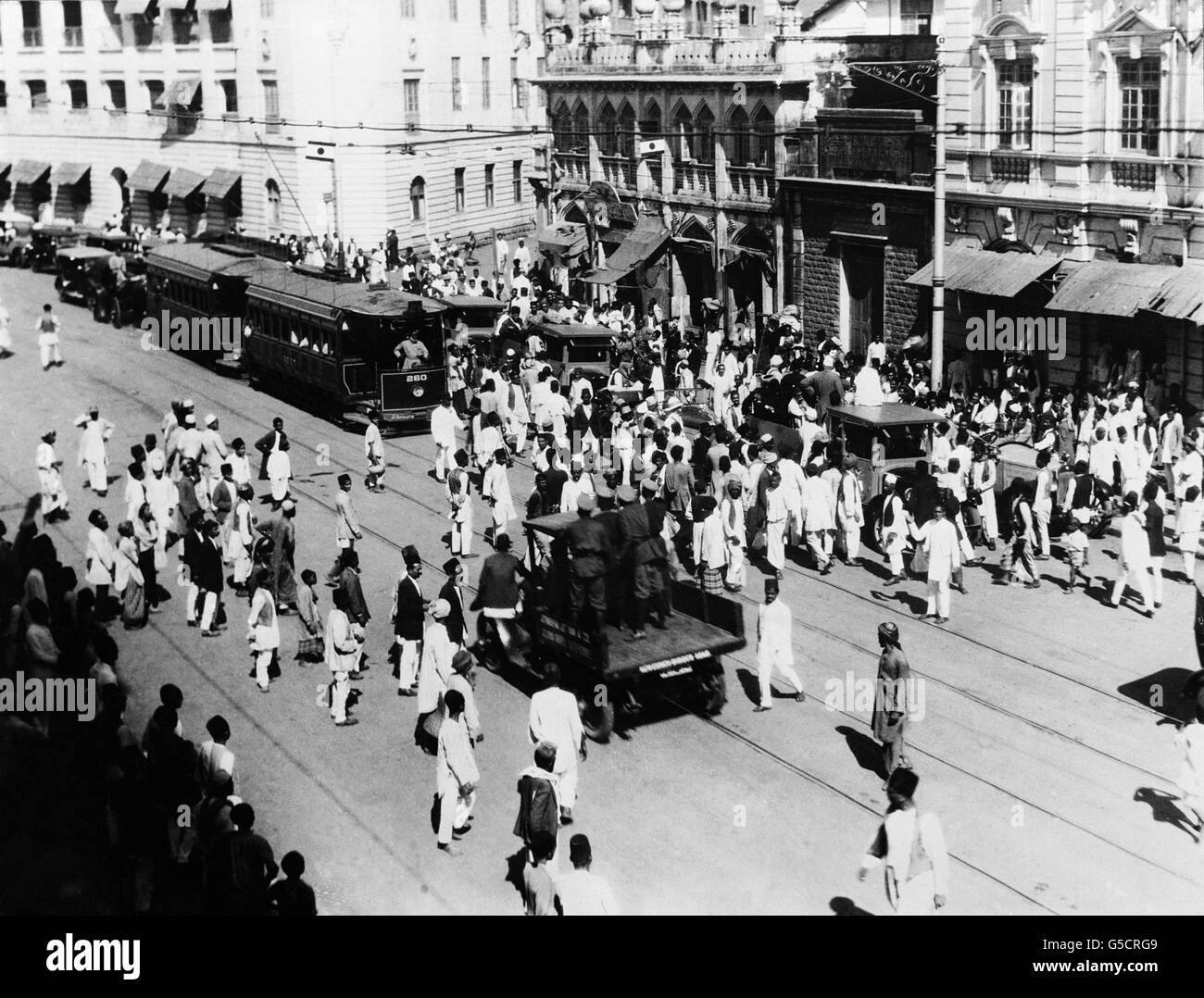 BOMBAY 1929: Britische und indische Polizeibeamte ziehen ein, um eine Straßenstörung während der Unruhen in Bombay im Jahr 1929 zu unterdrücken. Stockfoto