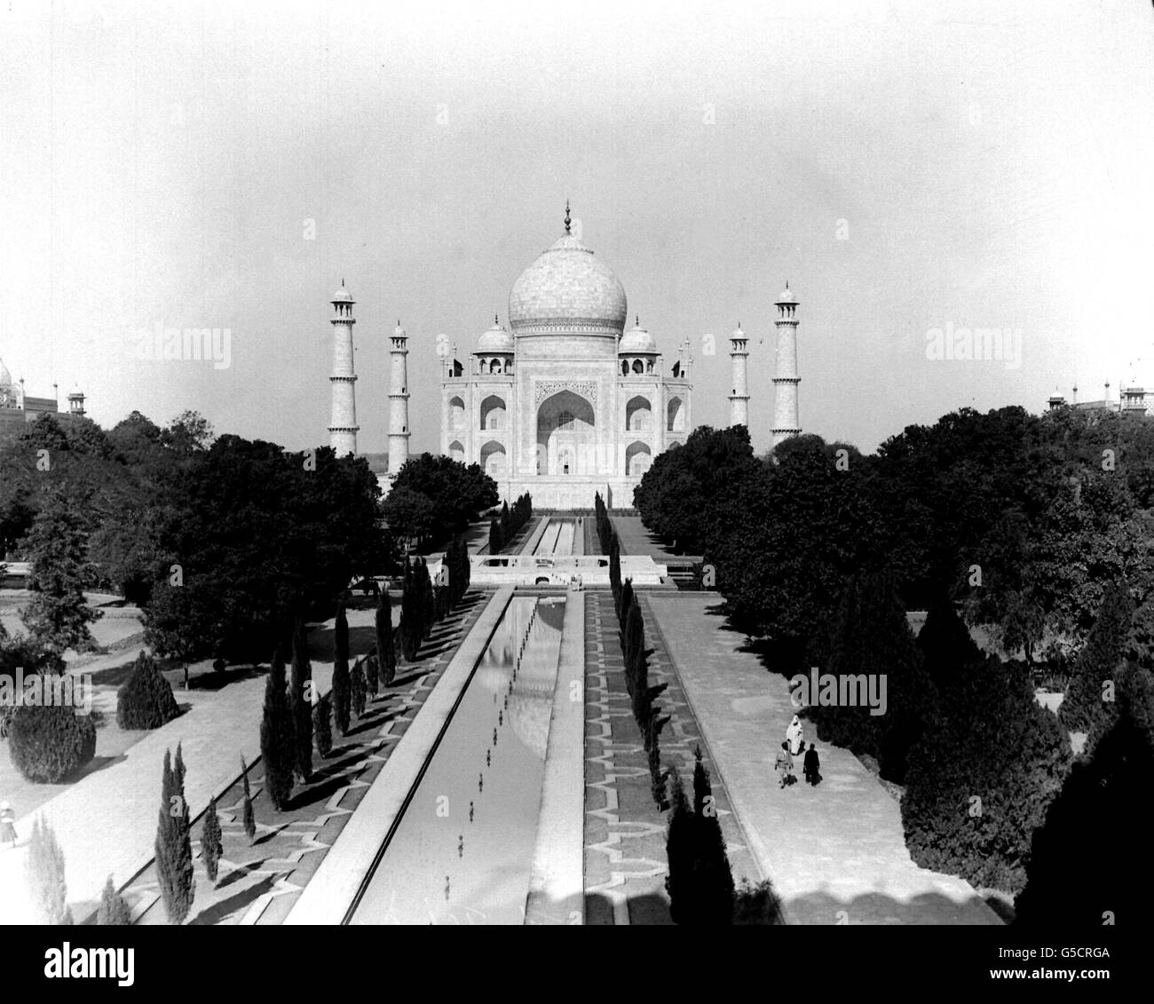 03/10/1678 - an diesem Tag in der Geschichte - wurde das Taj Mahal vollendet. 1911: Blick auf das Taj Mahal in Agra, Nordindien. Das Gebäude wurde im 17. Jahrhundert vom Moghul-Kaiser Shah Jehan als Denkmal für seine geliebte Frau errichtet. Stockfoto