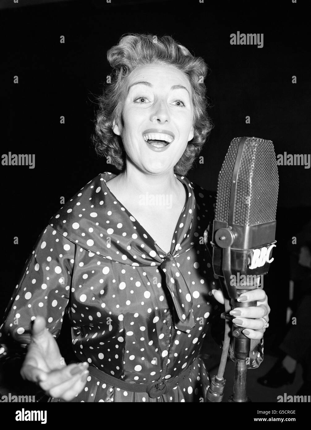 Jetzt ist es „mit freundlichen Grüßen“ von Sängerin Vera Lynn, die in London für ihre neue Radioshow mit diesem Namen Proben. Als Liebling der Streitkräfte im Krieg war Vera's Signature-Melodie 'deins'. Stockfoto
