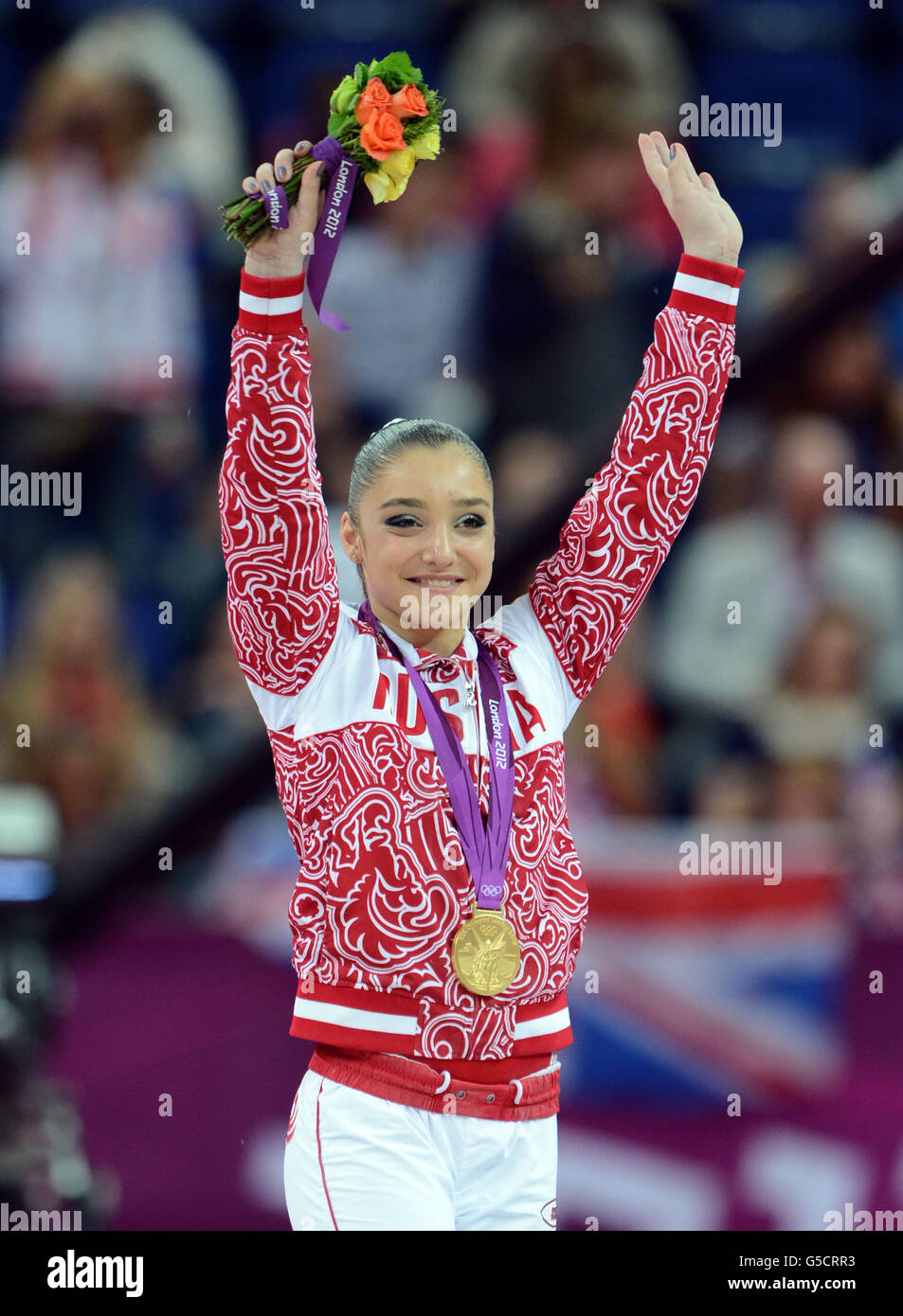 Die russische Aliya Mustafina posiert mit ihrer Goldmedaille nach dem