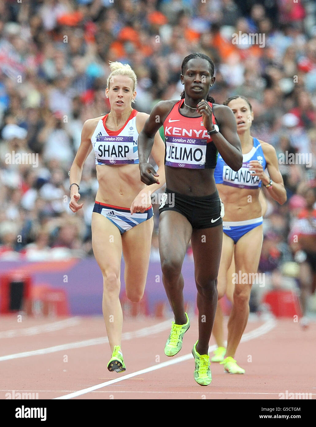 Die britische Lynsey Sharp (links) auf dem Weg zur Zweiter in ihrer Hitze der Frauen 800 m hinter der Kenianerin Pamela Jelimo im Olympiastadion in London. Stockfoto