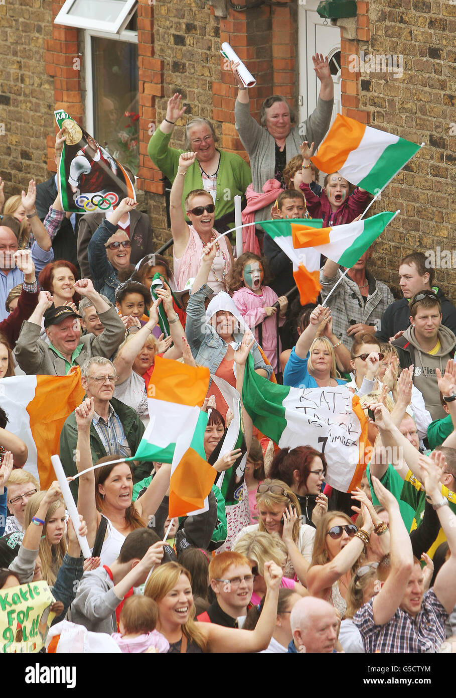 Hunderte von Menschen schauen sich in Bray, Co. Wicklow, eine große Leinwand an und zeigen, wie die irische Heimatstadtkämpferin Katie Taylor während ihres Halbfinalkampfes Women's Boxing Light (60 kg) am zwölften Tag der Olympischen Spiele 2012 in London gegen die tajikanischsprachige Mavzuna Chorieva antritt. Stockfoto