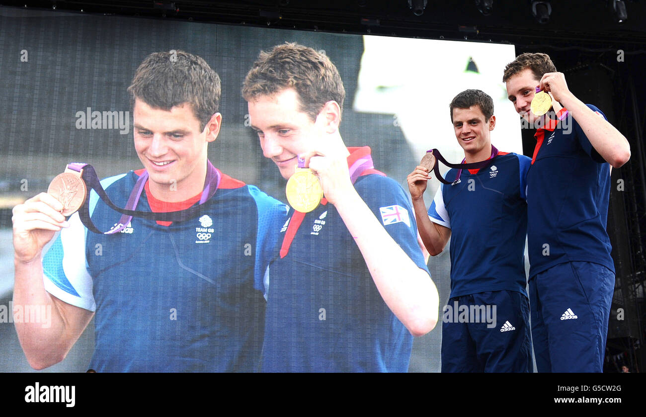 Jonny (links) und Alistair Brownlee zeigen im Hyde Park in London ihre Bronze- und Goldmedaillen, die sie beim Herren-Triathlon bei BT London Live gewonnen haben, einer Reihe von Outdoor-Konzerten zur Feier der Olympischen und Paralympischen Spiele. Stockfoto