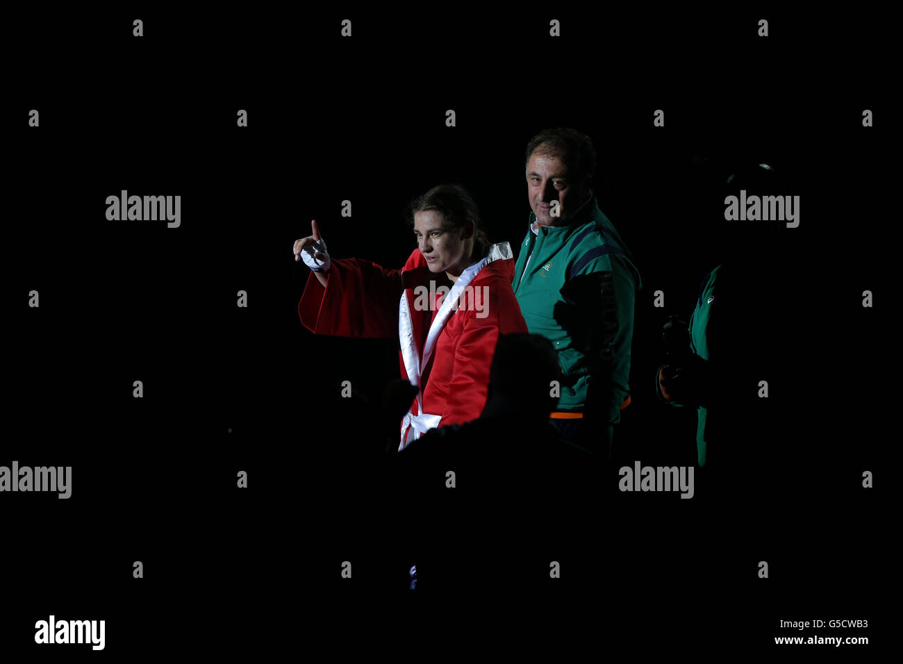 Irlands Katie Taylor (rot) tritt beim Women's Light (57-60kg) Boxen im Excel Center in London gegen die Tadschikistans Mavzuna Chorieva an Stockfoto