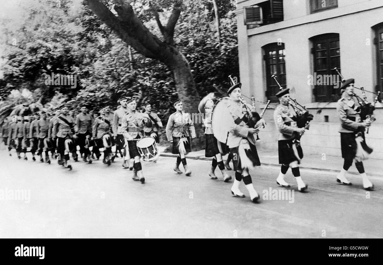 Hong Kong schottische Freiwillige auf dem marsch. Sie alle sind Geschäftsleute in der britischen Kolonie, die sich mit der Richtung befassen, die der Kampf zwischen den Nationalisten und den Kommunisten einschlägt. Stockfoto Hong Kong schottische Freiwillige auf dem marsch. Sie alle sind Geschäftsleute in der britischen Kolonie, die sich mit der Richtung befassen, die der Kampf zwischen den Nationalisten und den Kommunisten einschlägt. Stockfoto