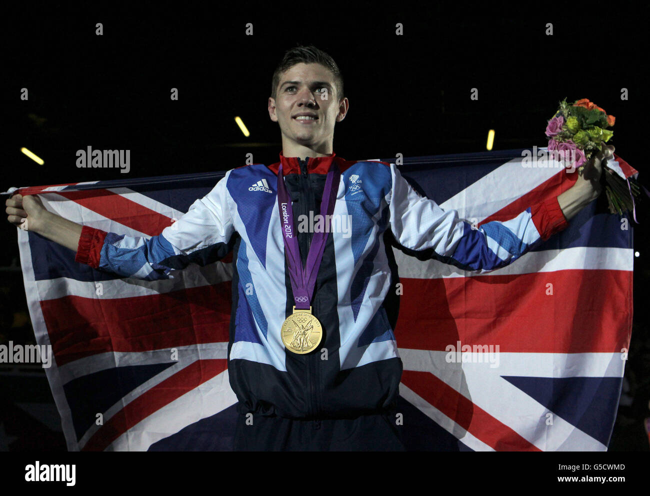 Der britische Luke Campbell mit seiner 56 kg schweren Männer-Boxing-Bantam-Goldmedaille im Excel Centre, London, am 15. Tag der Olympischen Spiele 2012 in London. Stockfoto