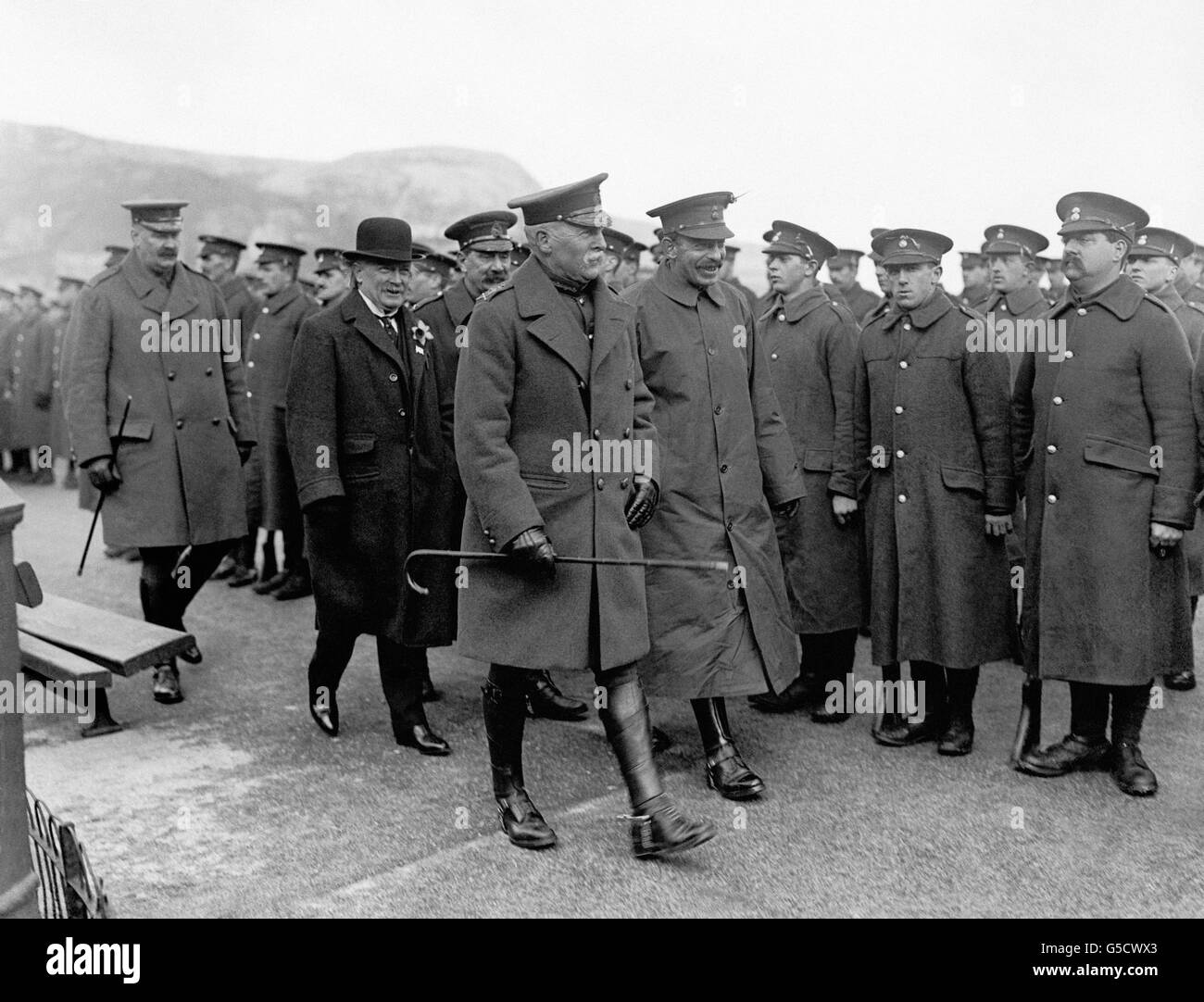 David Lloyd George (im Melkhut), begleitet von General Sir Henry Mackinnon, KCB, inspiziert Royal Welch Fusiliers mit Lauch von der 1. Brigade der Welsh Army Division (38.) in Llandudno. Lloyd George war ein begeisterter Verfechter der Schaffung der Division, die später schwer verloren während der Schlacht von 1916 Somme. Stockfoto