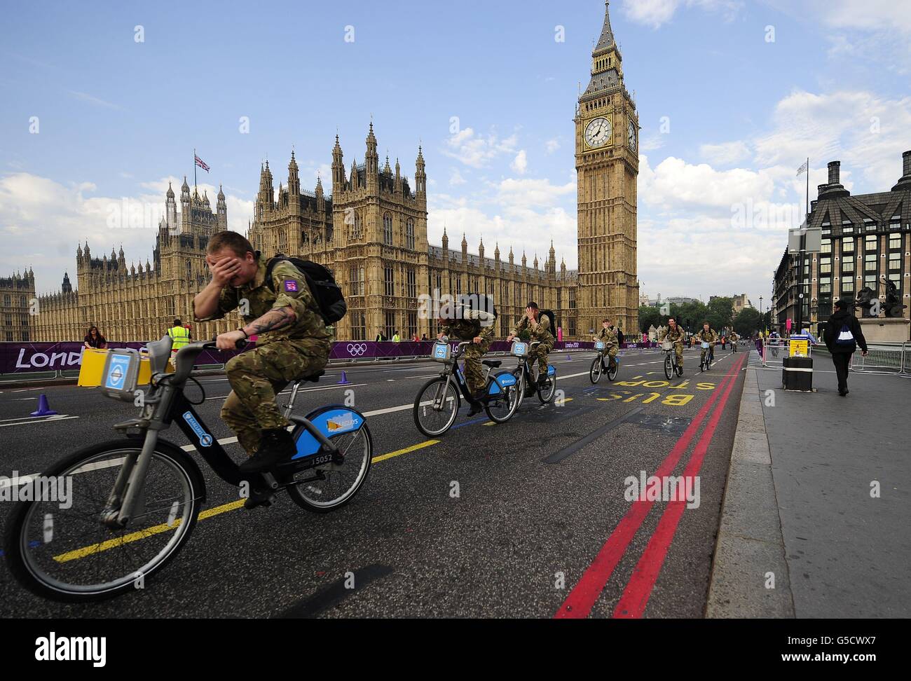 Soldaten radeln am Big Ben vorbei, bevor der Marathon der Männer auf den Straßen von London stattfindet. Stockfoto