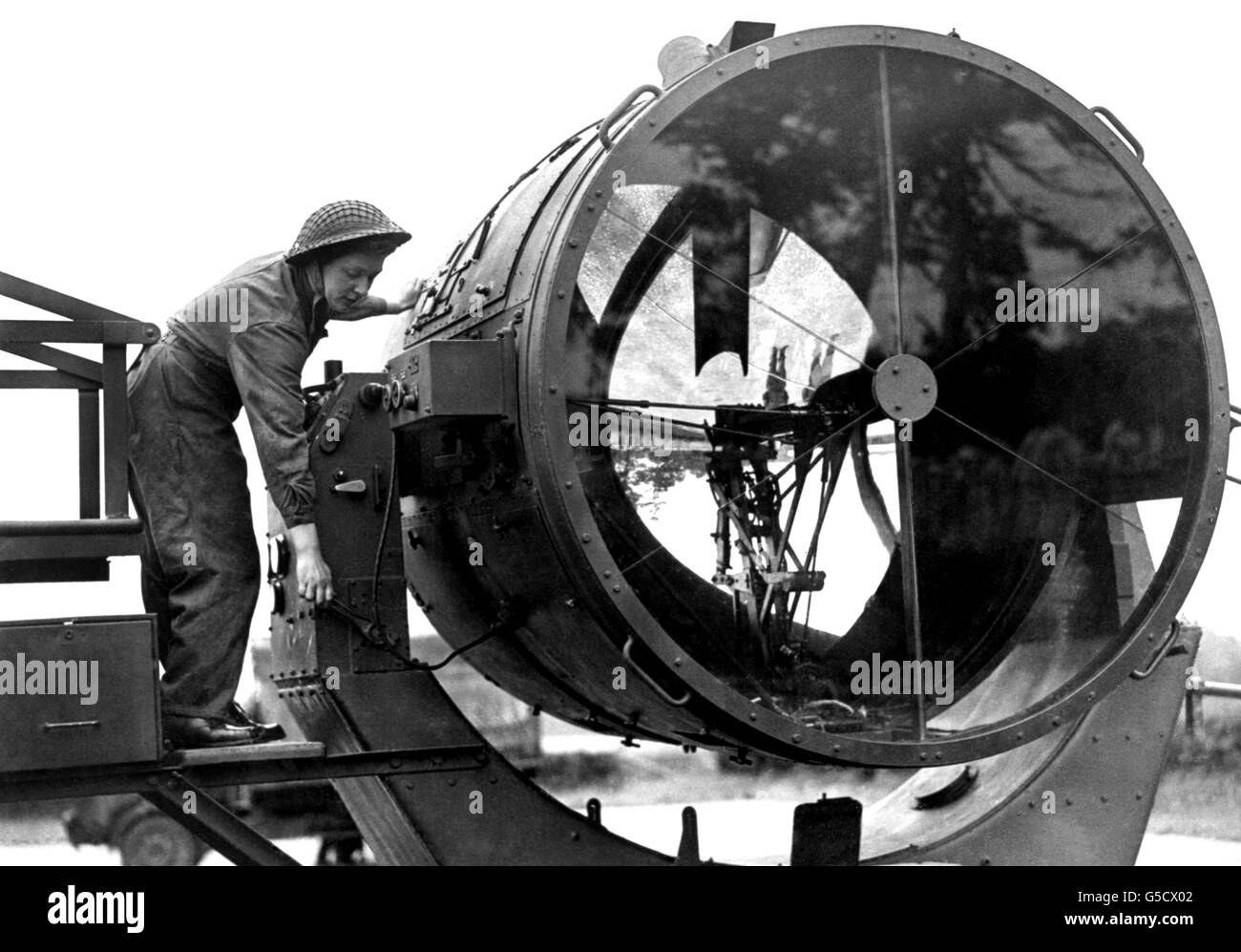 Private Betty Wood, eine ehemalige Arbeiterin der Fabrik in Leeds, „die den Bogen spannt“. Die Ausbildung des ATS (Hilfsterritorialdienstes) zur Wartung und Arbeit von Suchscheinwerfern wird beschleunigt, so dass mehr Mädchen in der Lage sind, den Platz der Männer in dieser Arbeit zu übernehmen. Stockfoto