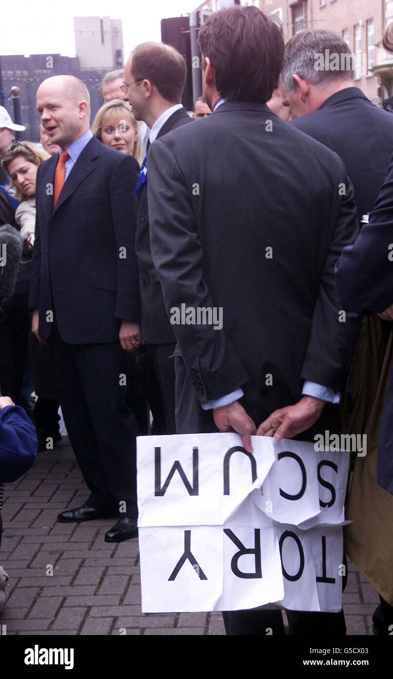 Lord Coe, persönlicher Assistent von William Hague, versteckt ein Plakat vor dem Parteivorsitzenden der Konservativen während eines Spazierwegs in Portsmouth, während er sich auf dem Weg zum Wahlkampf der Parlamentswahlen befindet. Stockfoto