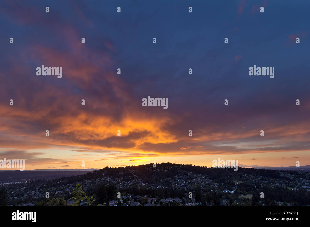 Feurigen Sonnenuntergang Gewitterhimmel über Happy Valley Oregon in Clackamas County Stockfoto