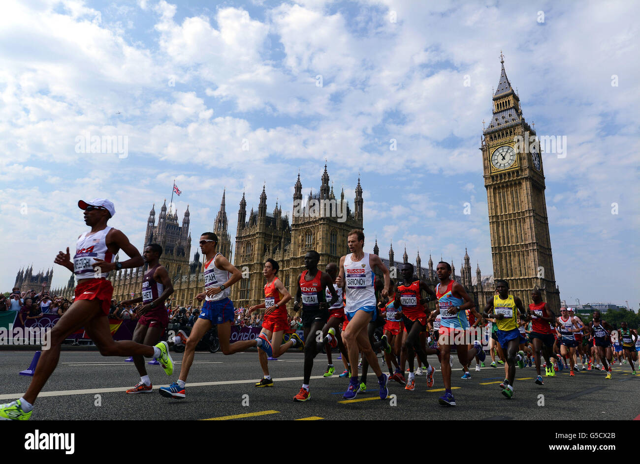 Die Läufer des Men's Marathon laufen am Palace of Westminster in London vorbei. Stockfoto